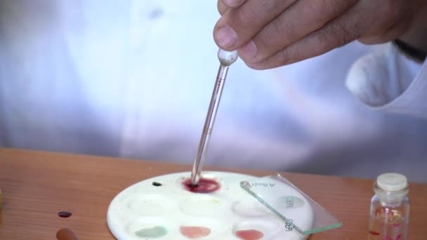 Zbliżenie próbki krwi na stole w laboratoryjną — Wideo stockowe