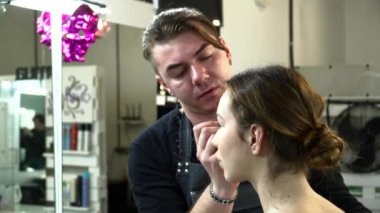 Bir kadın için vücut sanat yapmak adam makyaj sanatçısı