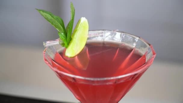Close-up van fruit cocktail in de mooie glas — Stockvideo