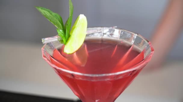 Close-up van fruit cocktail in de mooie glas met citroen — Stockvideo