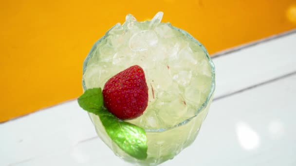 Detailní záběr na zelený koktejl s vápnem pohled shora — Stock video