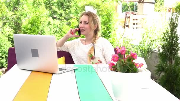 Jeune femme blonde utilisant son téléphone portable dans le restaurant d'été — Video