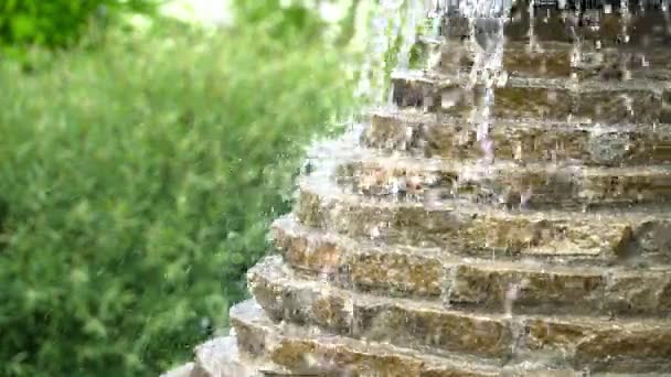 純粋な水噴水をクローズ アップ夏の間 — ストック動画