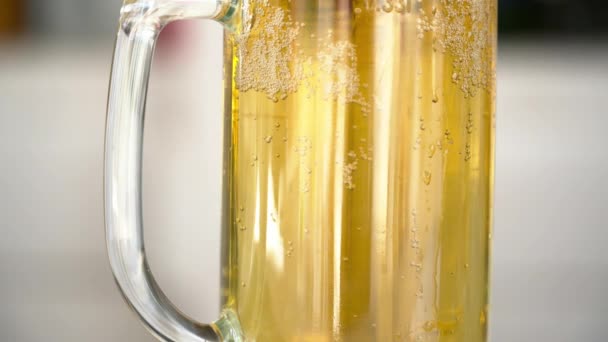 玻璃与淡啤酒的特写 — 图库视频影像