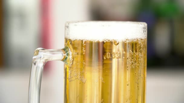 軽めのビールの泡とグラスのクローズ アップ — ストック動画