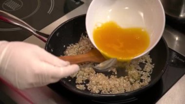 Aşçı pirinç pan kızartma sosu ekleme