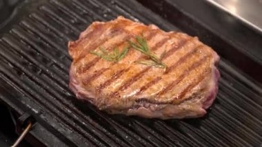 Lezzetli ızgara biftek ızgara Pan closeup