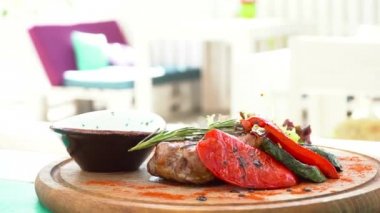 Closeup tabak sebze ile lezzetli ızgara biftek