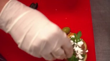 İki el kesme tahtası peynir ile tapas yapma closeup