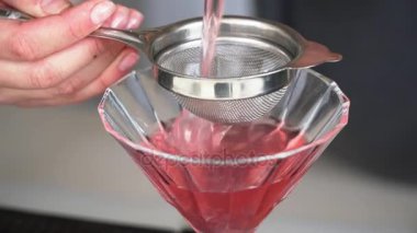 Meyve kokteyli yapma barmen closeup