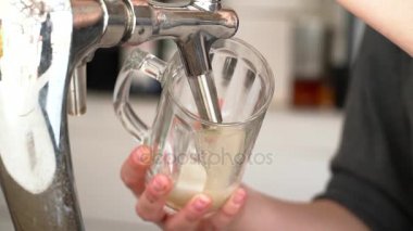 Bira cam yavaş hareket dökme barmen closeup