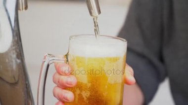Bira ile köpük bardak içine dökme barmen closeup
