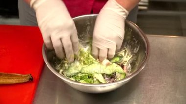 Şefler takıyordum yapma Mutfak salataya eller