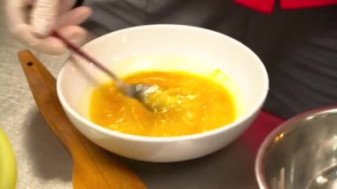 Eller plaka sosu karıştırarak closeup