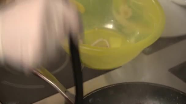 Gros plan de chefs mains friture de fruits de mer sur la casserole — Video