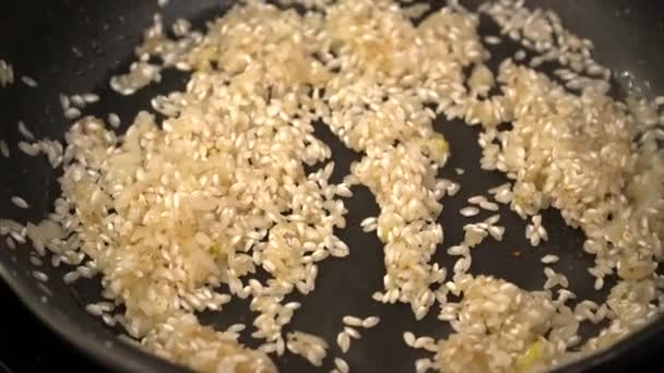 Zbliżenie ryżu smażenia na patelni — Wideo stockowe