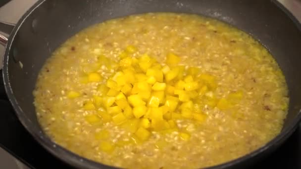 Primer plano de la fritura de arroz con verduras en la salsa en la sartén — Vídeo de stock