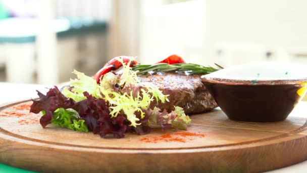 Vértes ízletes sült steak a lemezen, mártással — Stock videók