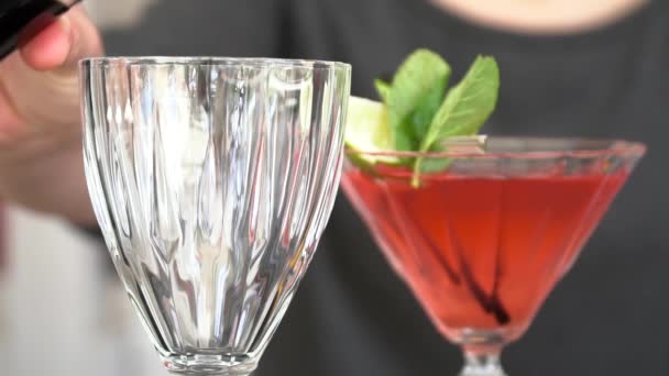 Primo piano di cocktail di frutta nel bel bicchiere con limonata al rallentatore — Video Stock