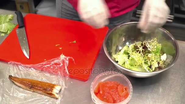 Kuchař dělat rybí salát na kuchyni closeup — Stock video