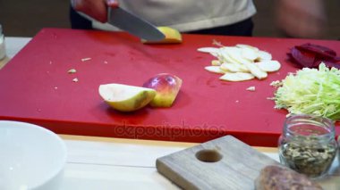 Şef kesme meyve taze salata için closeup