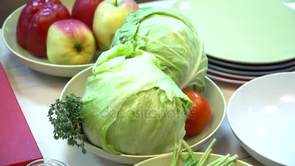 Primer plano de frutas y verduras para ensalada en el plato — Vídeos de Stock