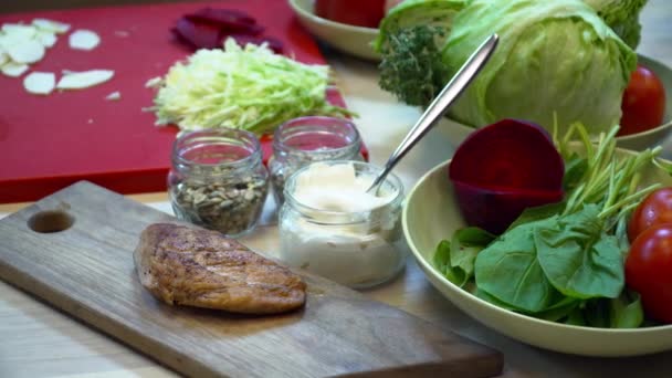 Nahaufnahme des Gemüses für Salat mit Fleisch — Stockvideo