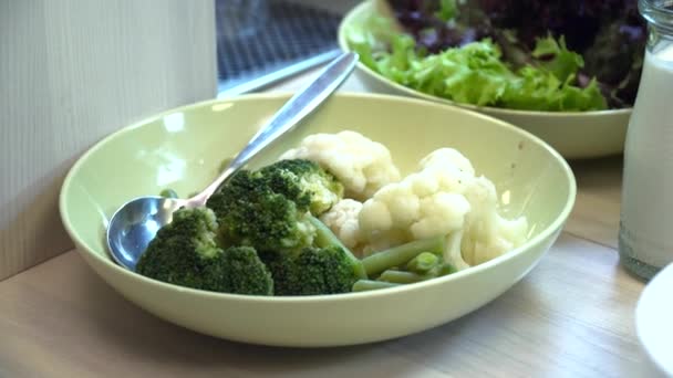 Fechar os legumes para salada no prato — Vídeo de Stock