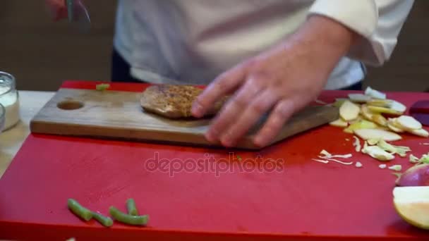 Close-up de chef de corte de frango na placa — Vídeo de Stock