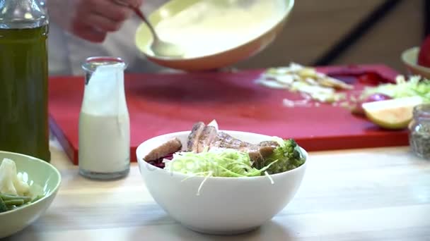 Koch fügt Sauce zum Salat hinzu — Stockvideo