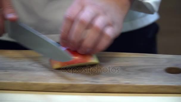 Primer plano del chef cortando manzana en el tablero de madera — Vídeos de Stock