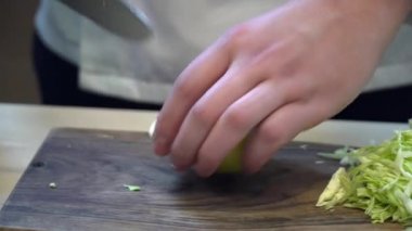 Şef kesim Apple mutfak ahşap tahta üzerinde Clodeup