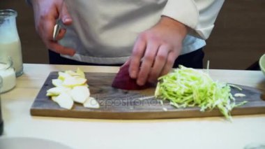 Şef kesme pancar kök ahşap baord üzerinde Clsoeup