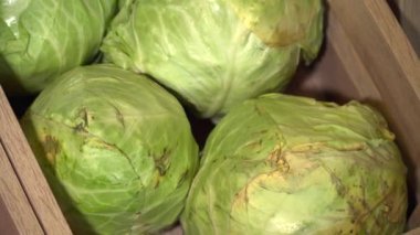 Ahşap kutusunda lahana closeup