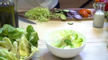 Yeşil salata sebze ile yapma Şef closeup