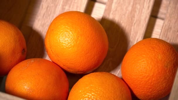 Naranjas frescas en la caja de madera — Vídeos de Stock