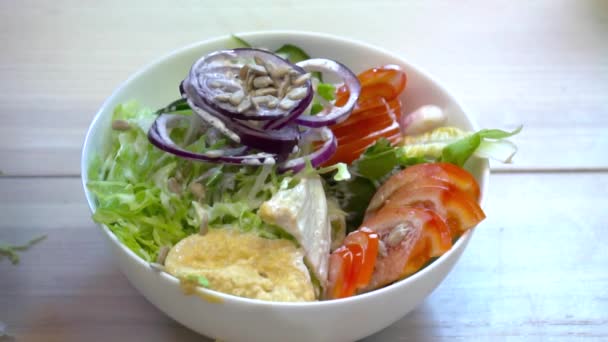 Şef salata yavaş hareket için sos ekleme closeup — Stok video