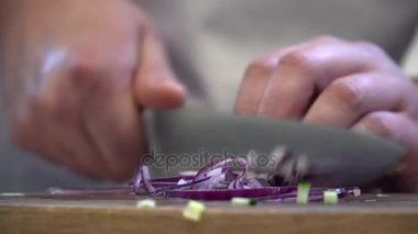 Şef kesme soğan ahşap tahta üzerinde closeup