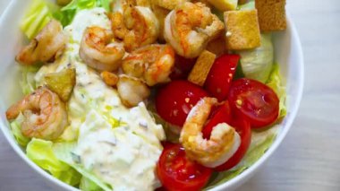 Ahşap masa portre üzerinde karidesli lezzetli taze slalad