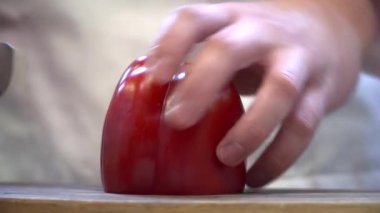 Şef kesme kırmızı biber ahşap tahta üzerinde closeup