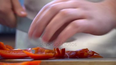 Şef kırmızı biber kesme closeup