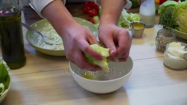 Шеф-повар делает салат с овощами на деревянном столе — стоковое видео