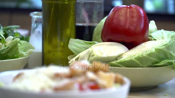 Legumes diferentes na tigela na mesa — Vídeo de Stock