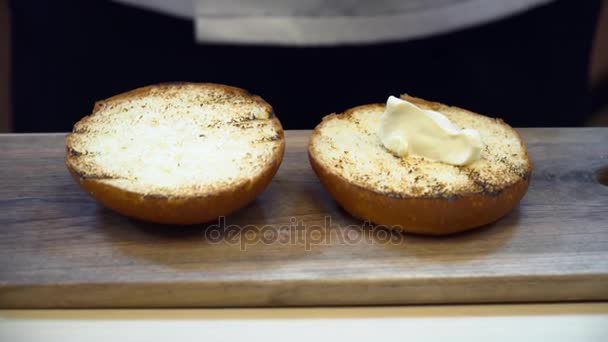 Chef-kok rubing de saus in het brood — Stockvideo