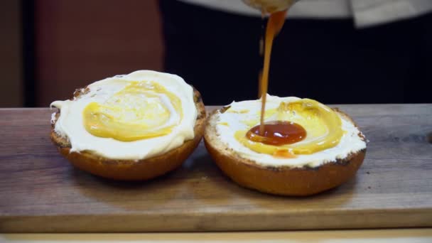 Chef frotando la salsa en la hamburguesa — Vídeo de stock