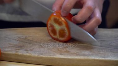 Domates dilimleme ve hamburger için yerleştirerek Şef