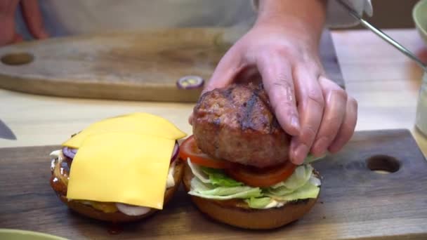 Крупный план приготовления вкусного гамбургера от шеф-повара — стоковое видео