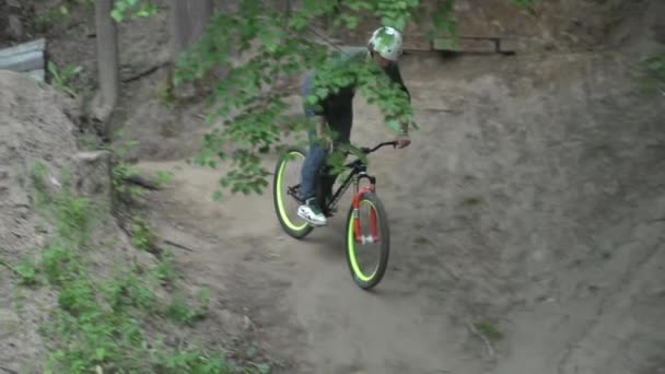 Man jumping on bike in the forest slow motion closeup — Stock Video