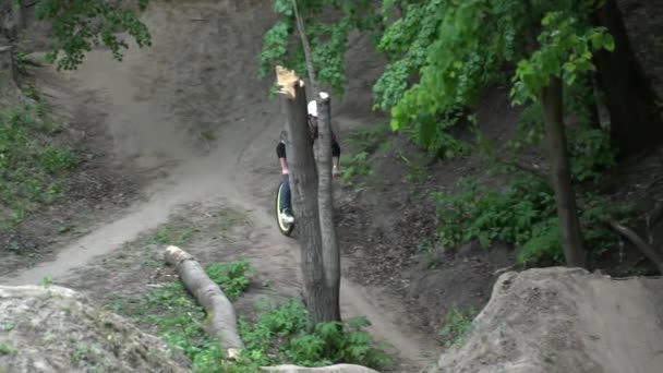 Genç adam Bisiklet orman yavaş atlama — Stok video