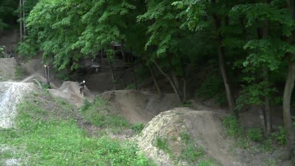 Skákání na kole na kopcích zpomalené lesní muž ladí — Stock video